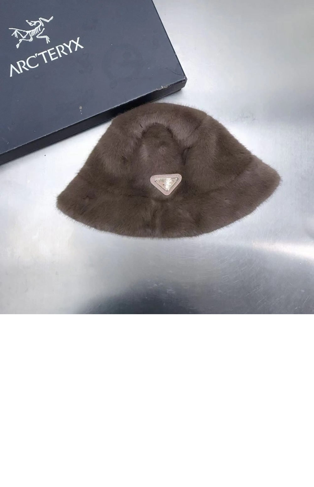 프라다 트라이앵글 버킷햇 1HC137