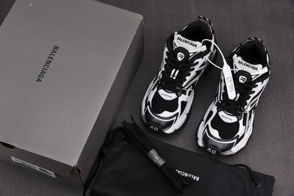 발렌시아가 러너 스니커즈 블랙 화이트