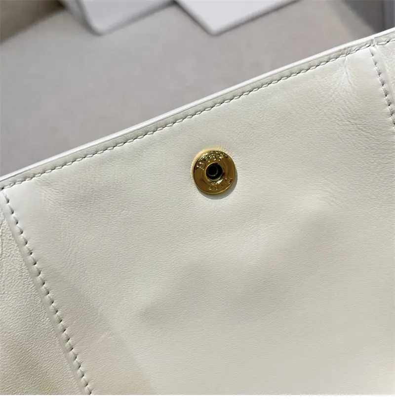 디올 시그니처 미듐 버킷백 라떼 그레인 송아지 가죽 2025 신상