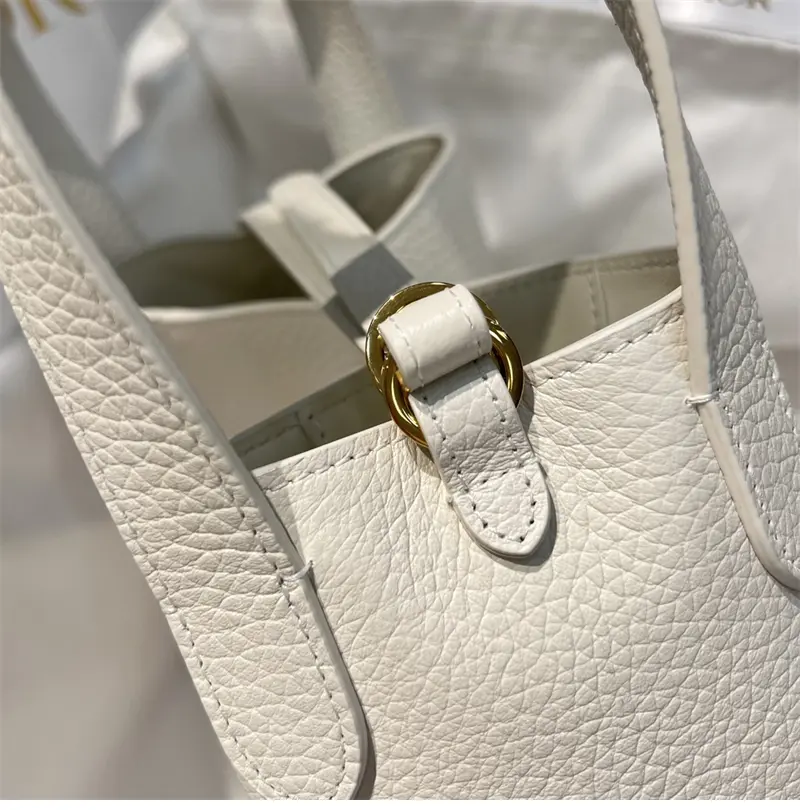 디올 시그니처 미듐 버킷백 라떼 그레인 송아지 가죽 2025 신상