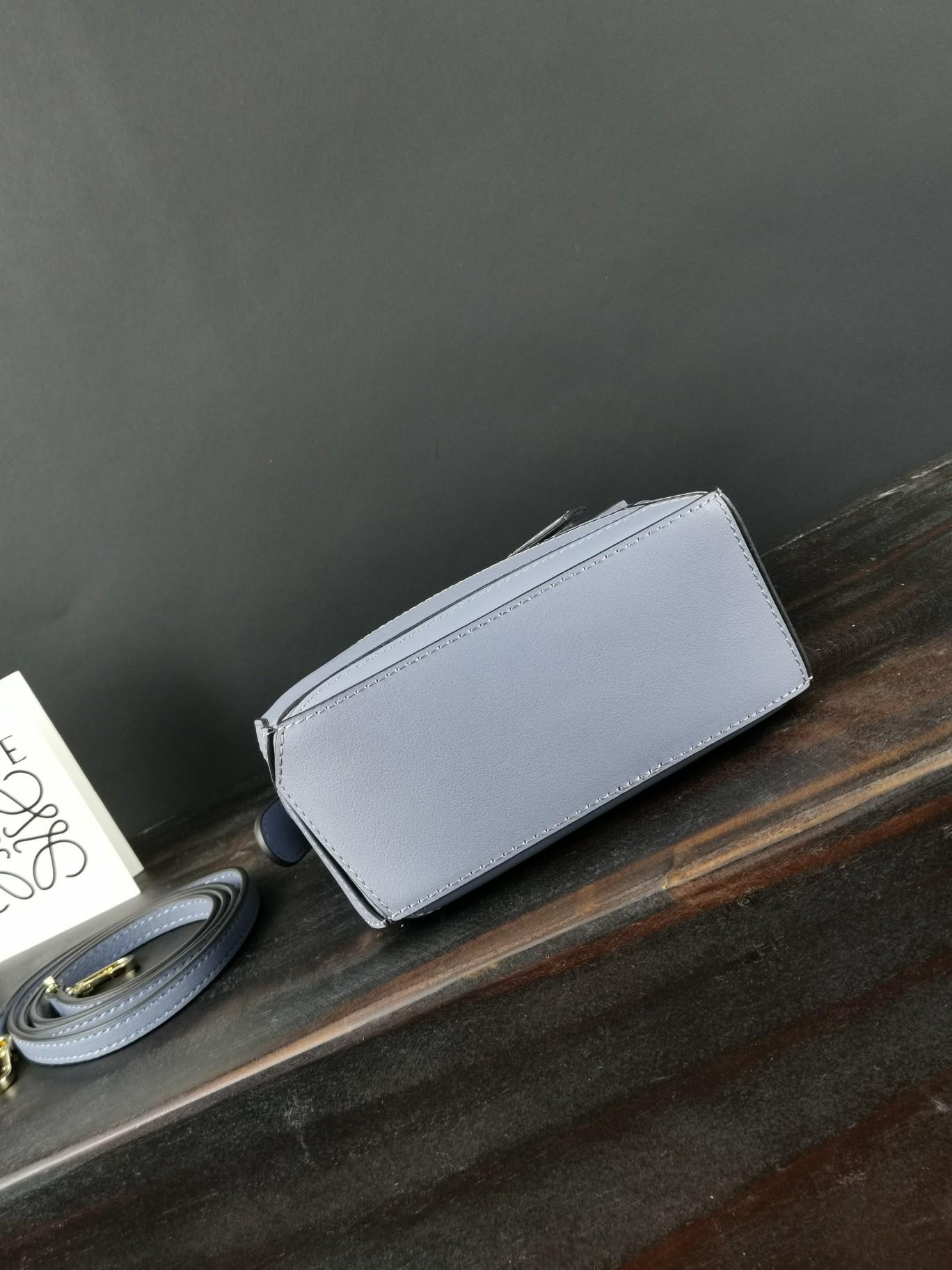 로에베 클래식 카프스킨 미니 퍼즐 백 블루