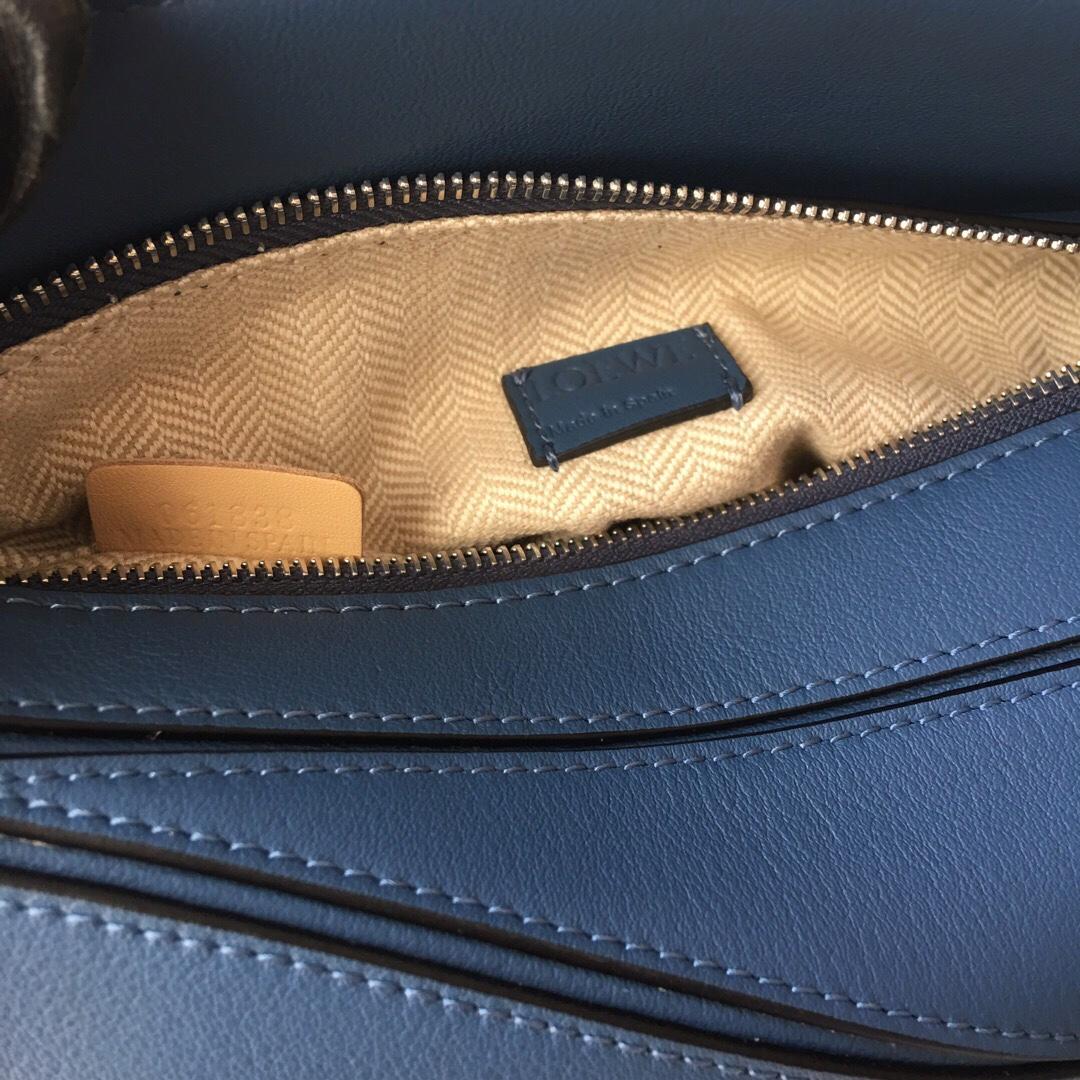 로에베 클래식 카프스킨 미니 퍼즐 백 네이비