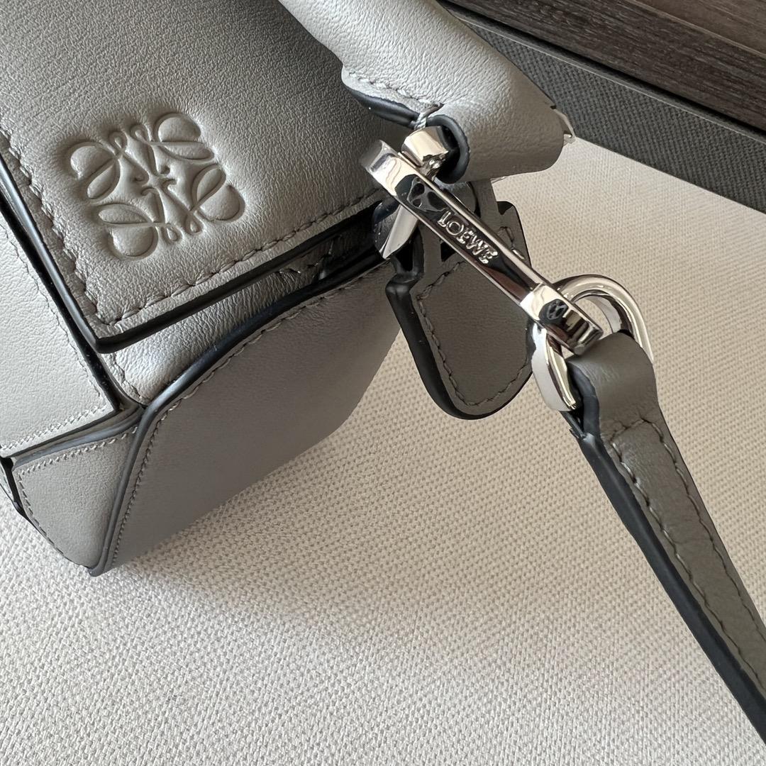 로에베 클래식 카프스킨 미니 퍼즐 백 그레이