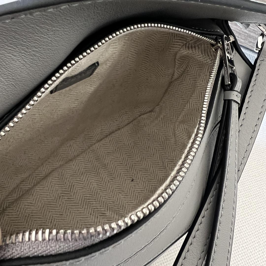 로에베 클래식 카프스킨 미니 퍼즐 백 그레이