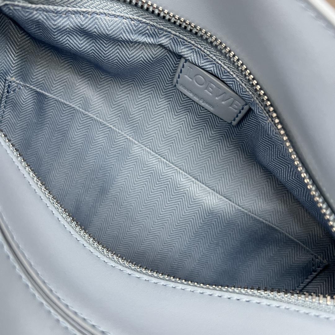 로에베 사틴 스몰 퍼즐 엣지 백 라이트 블루