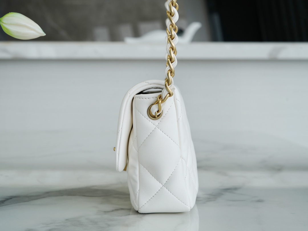 샤넬 스몰 플랩백 램스킨 플렉시 & 골드 메탈 화이트