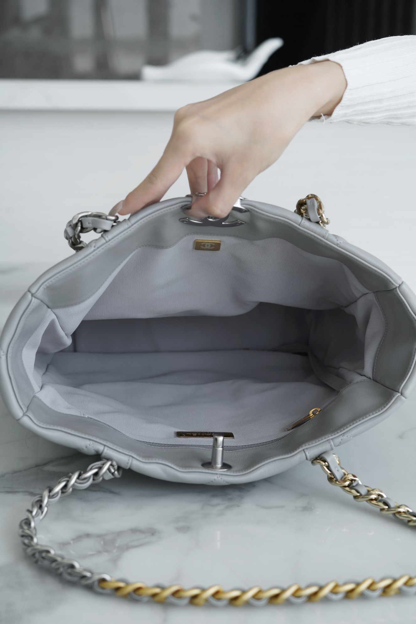 샤넬 19백 샤이니 램스킨 그레이 실버