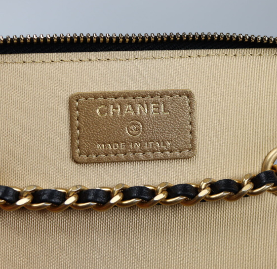 샤넬 클래식 골드볼 직사각 베니티백 AP2303 9.5 X 17.8CM 램스킨 블랙 금장