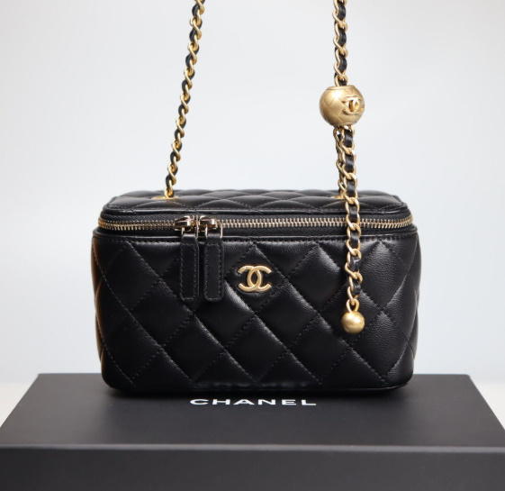 샤넬 클래식 골드볼 직사각 베니티백 AP2303 9.5 X 17.8CM 램스킨 블랙 금장