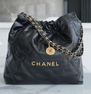 샤넬 22백 미듐 금장 크기 : 39 x 42 x 8 cm