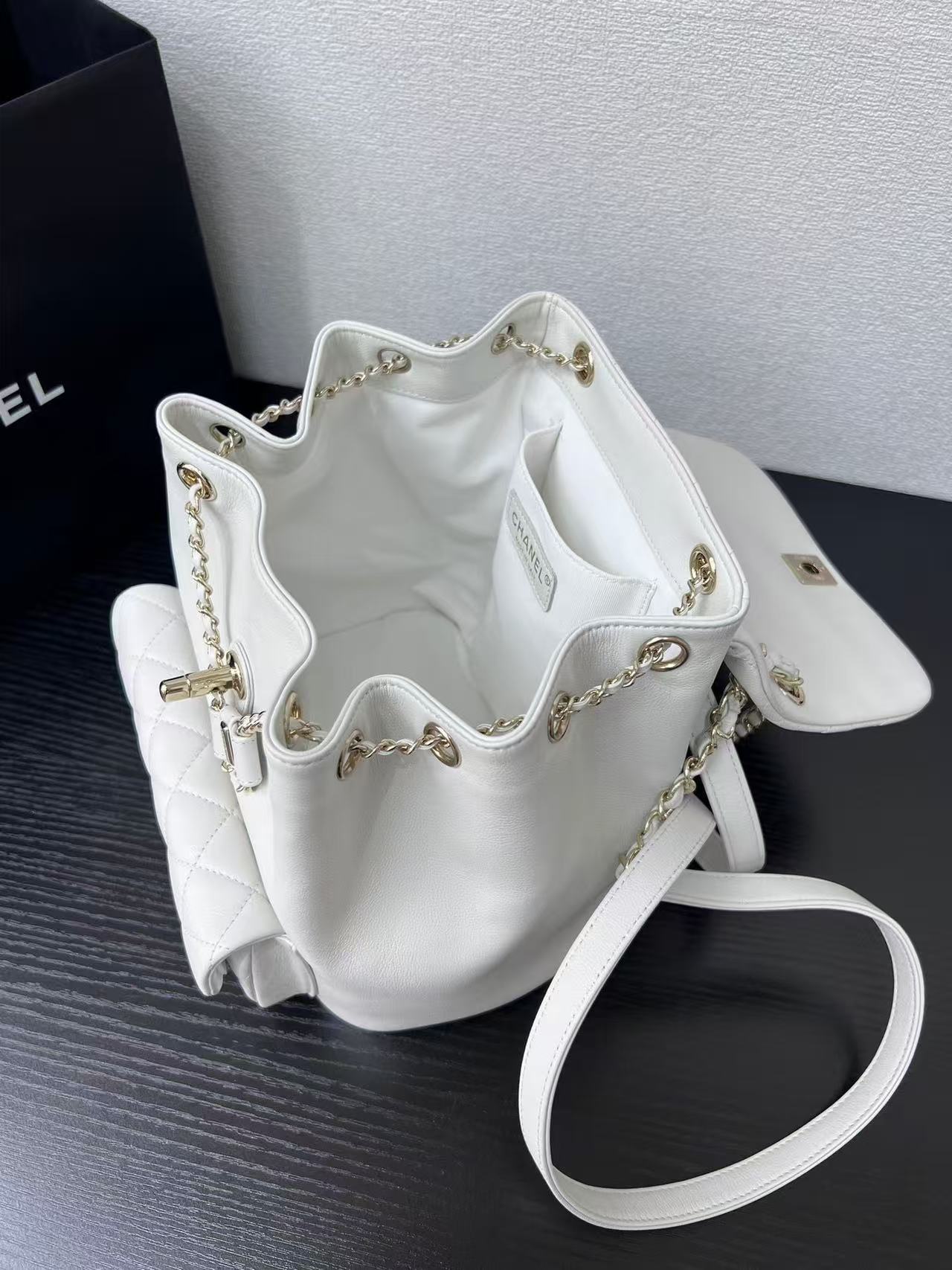 샤넬 듀마 백팩 원포켓 미듐 캐비어 금장 화이트