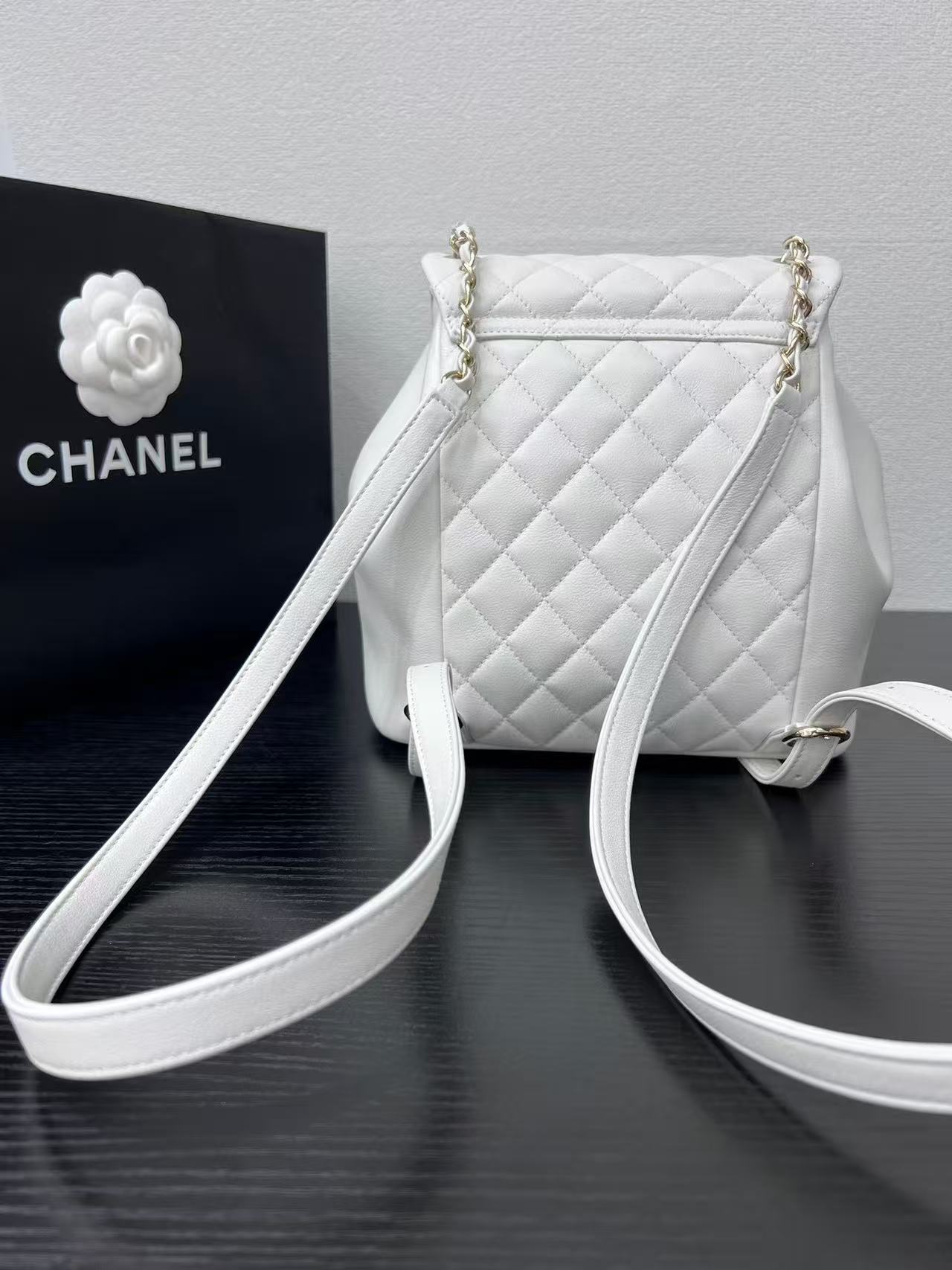샤넬 듀마 백팩 원포켓 미듐 캐비어 금장 화이트