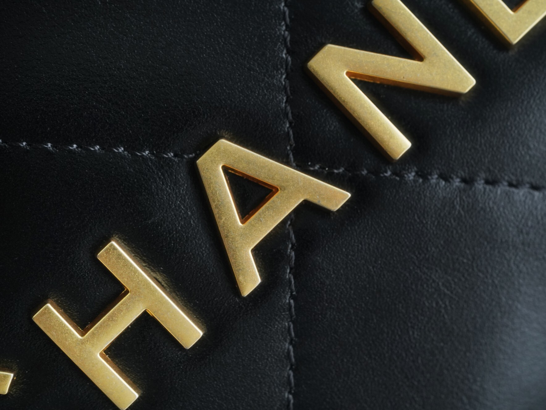 샤넬 22 백팩 라지 블랙 금장 사이즈 : 51 x 40 x 9 cm