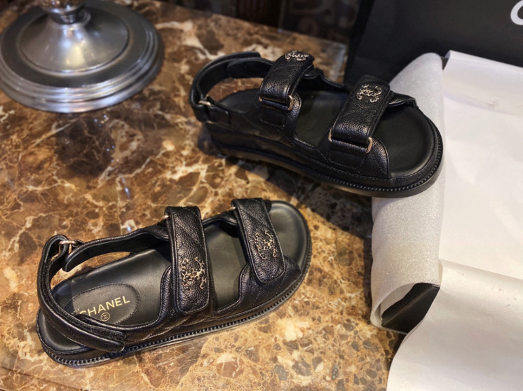 샤넬 레더 벨크로샌들 통굽가죽 스트랩샌들 G35927