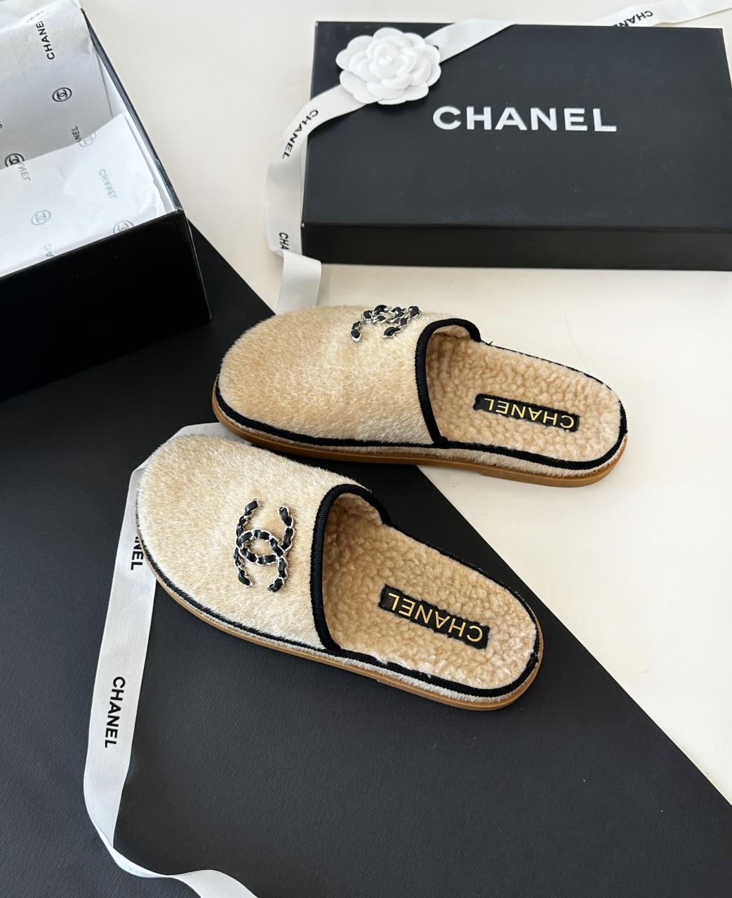 샤넬 체인 CC 로고 시어링 스웨이드 뮬 슬리퍼