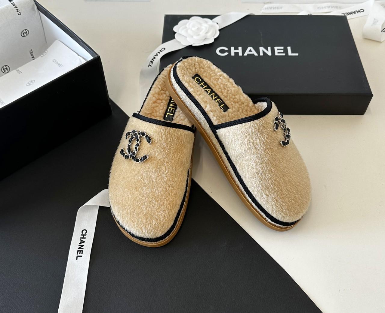 샤넬 체인 CC 로고 시어링 스웨이드 뮬 슬리퍼