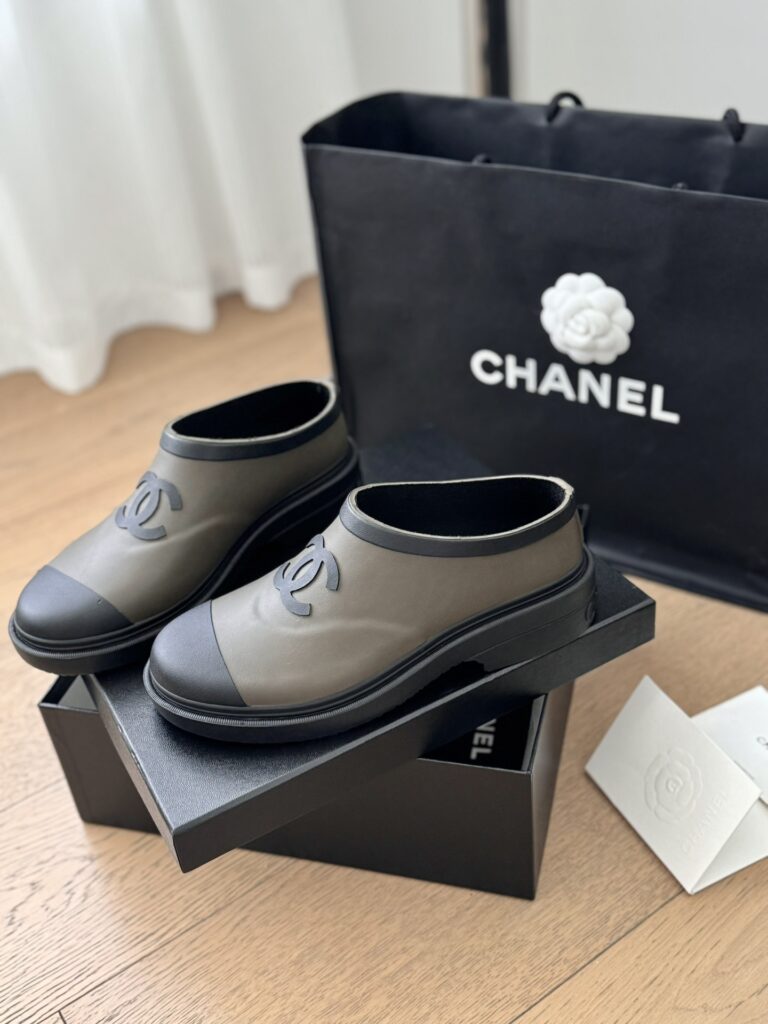 샤넬 CC 로고 투톤 러버 레인 숏 부츠