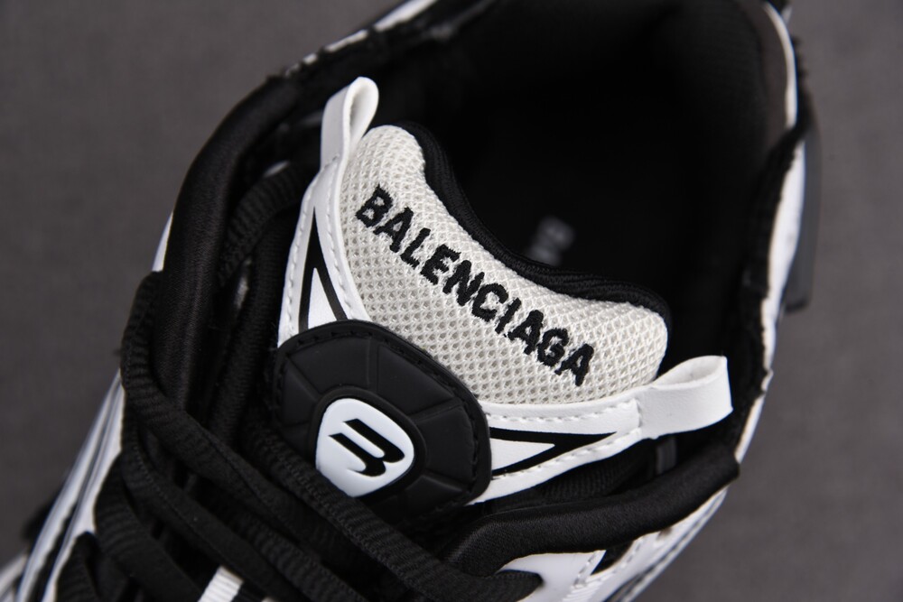 발렌시아가 러너 스니커즈 블랙 화이트
