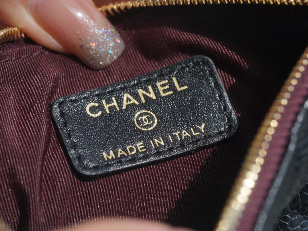 샤넬 클래식 미니 파우치 캐비어 은장 A82365