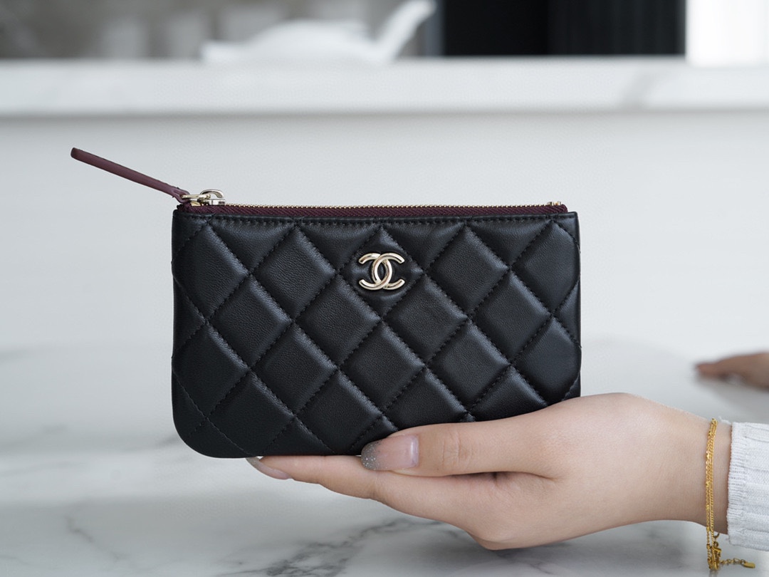 샤넬 클래식 미니 파우치 램스킨 은장 A82365