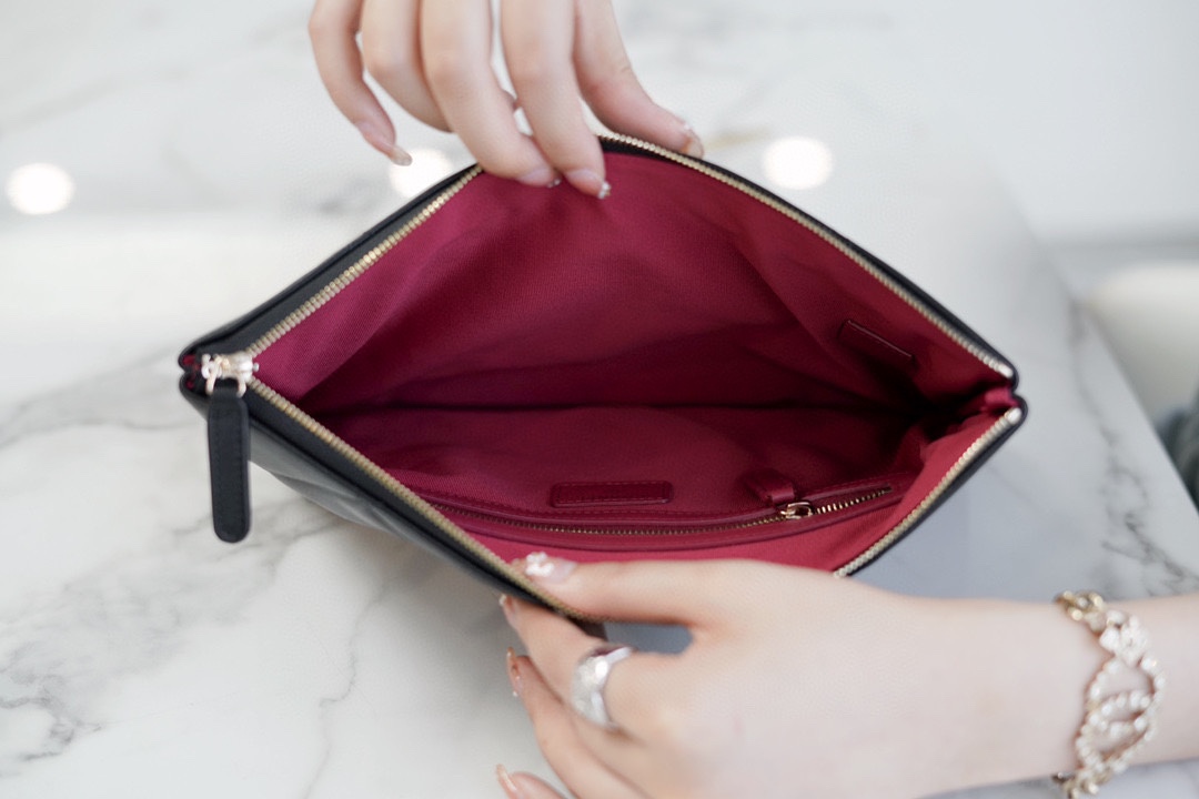 샤넬 19 클러치 백 램스킨 금장 AP0952