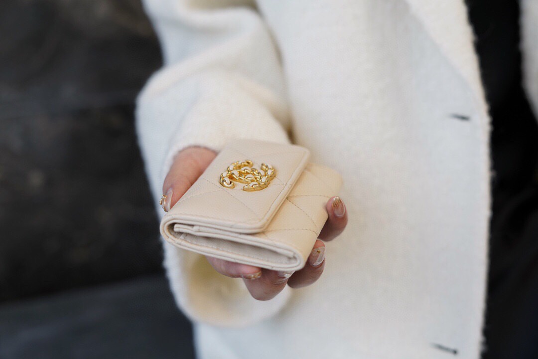 샤넬 19 플랩 카드지갑 램스킨 금장 베이지 AP1790