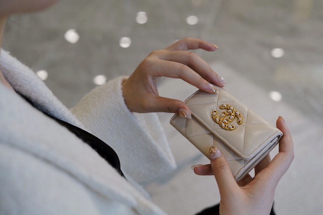 샤넬 19 플랩 카드지갑 램스킨 금장 베이지 AP1790