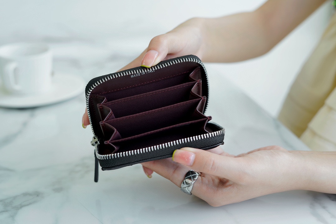 샤넬 클래식 지퍼 동전 지갑 캐비어 은장 AP0216