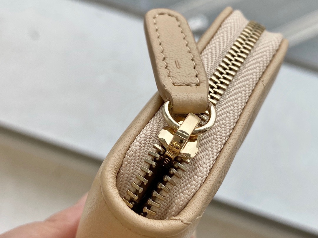 샤넬 19 지퍼 코인 지갑 램스킨 금장 베이지 AP0949