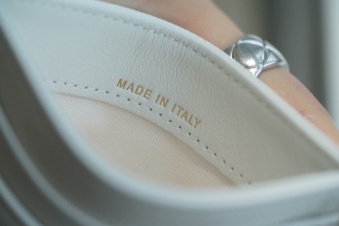 샤넬 클래식 카드지갑 캐비어 금장 화이트 AP0213