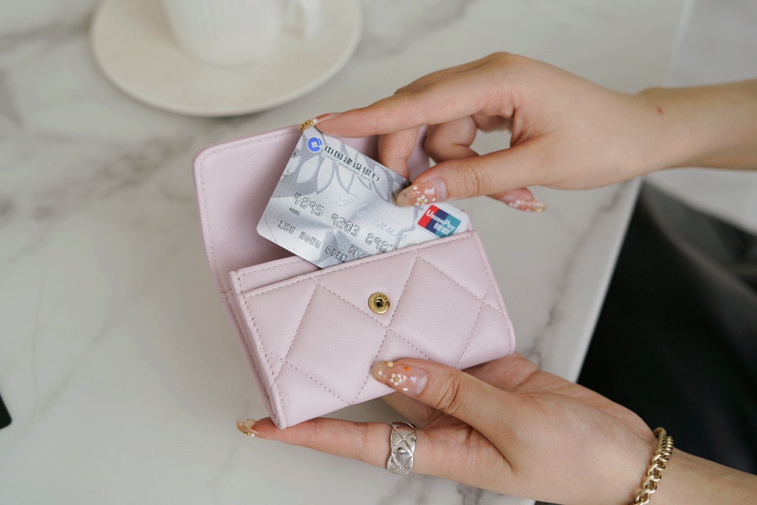 샤넬 19 플랩 카드지갑 램스킨 금장 연핑크 AP1790