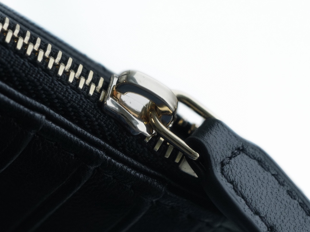 샤넬 클래식 플랫 지퍼 카드지갑 램스킨 금장 AP2570