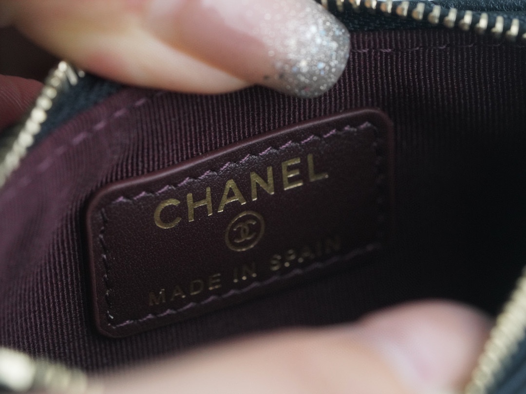 샤넬 클래식 플랫 지퍼 카드지갑 램스킨 금장 AP2570