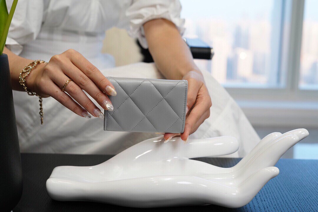 샤넬 19 플랩 카드지갑 램스킨 금장 소라 AP1790