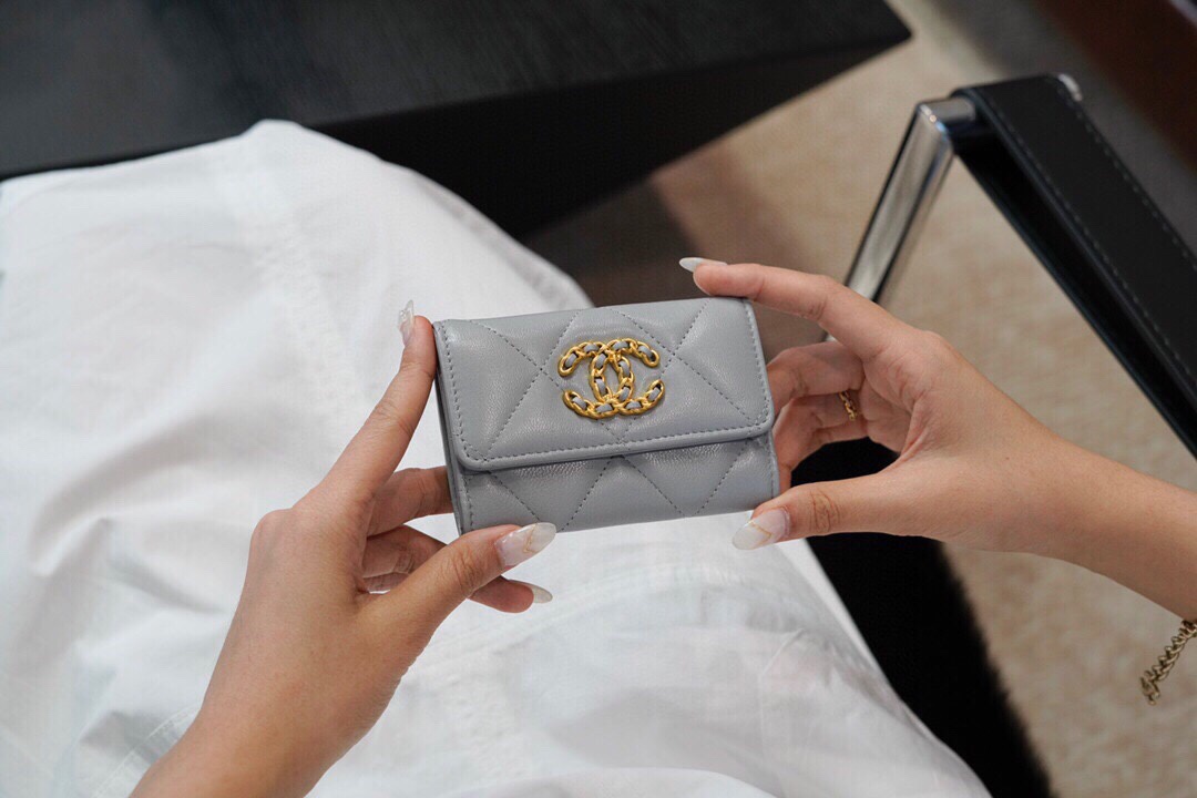 샤넬 19 플랩 카드지갑 램스킨 금장 소라 AP1790