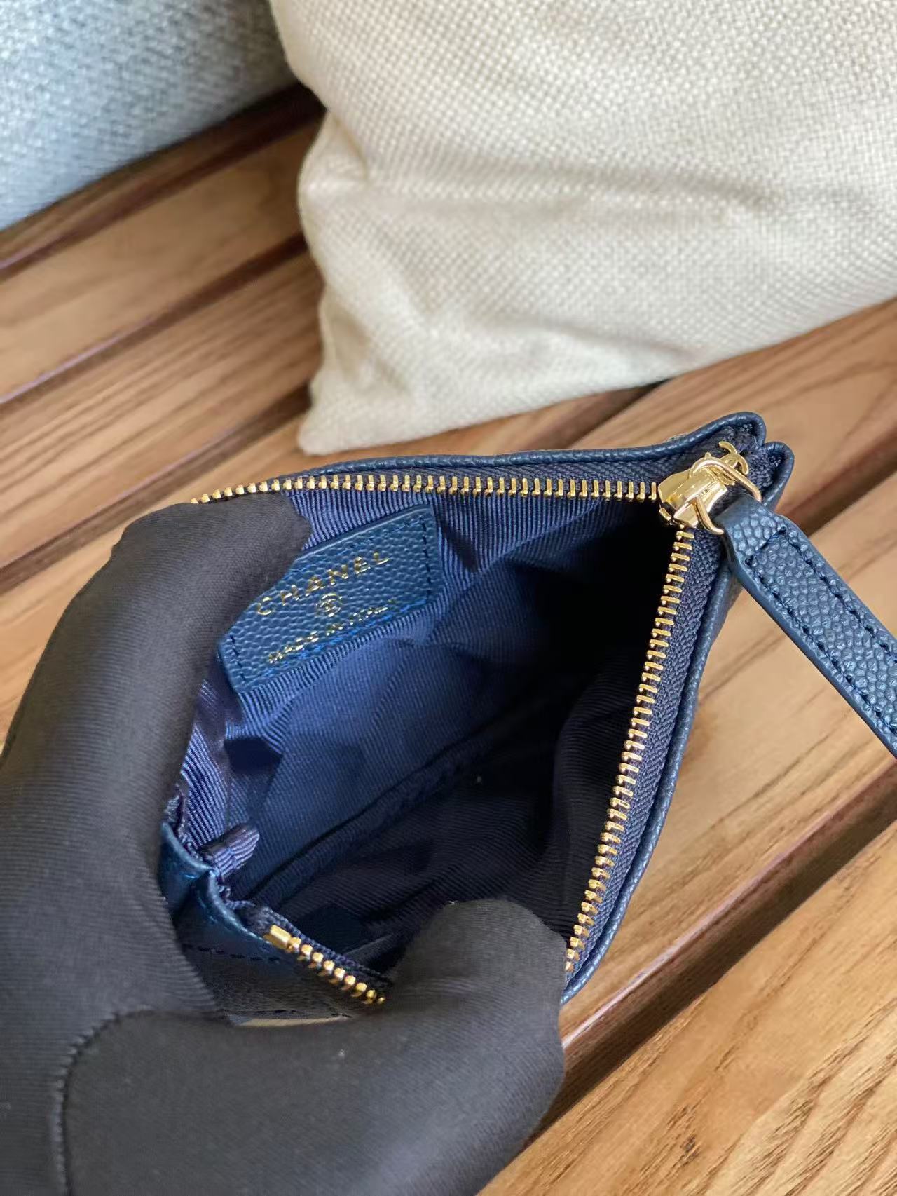 샤넬 클래식 미니 파우치 네이비 캐비어 금장 15 x 9.5CM